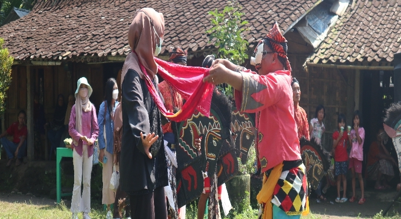 Kesenian tradisional Jathilan Kudo Sendoko, merupakan seni yang sudah berpuluh tahun dimiliki masyarakat Dusun Sendaren 2 Desa Karangrejo, Kecamatan Borobudur, Kabupaten Magelang.