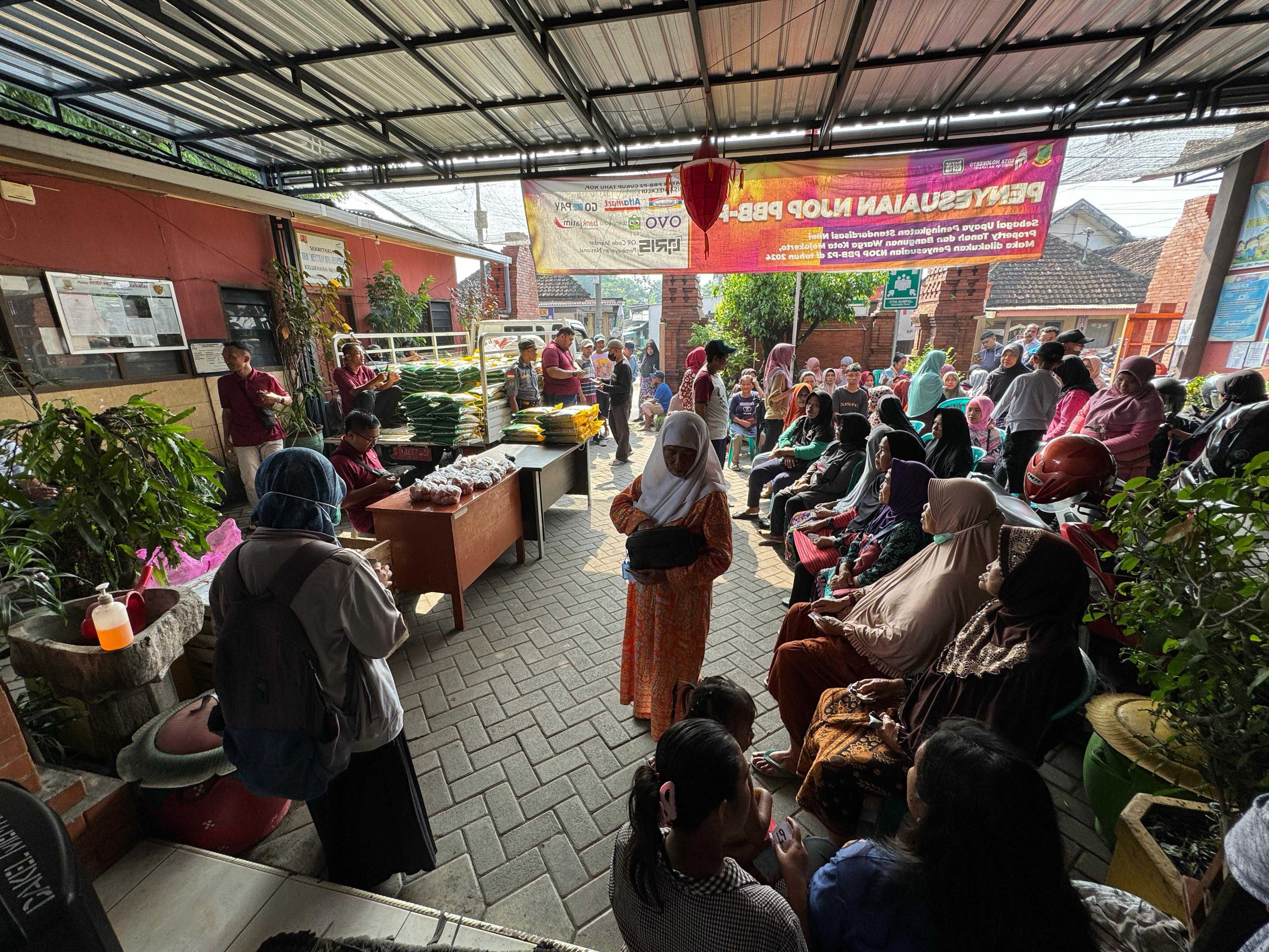 melalui pelaksanaan operasi pasar murah yang menyediakan beragam komoditas, termasuk beras dan non-beras.