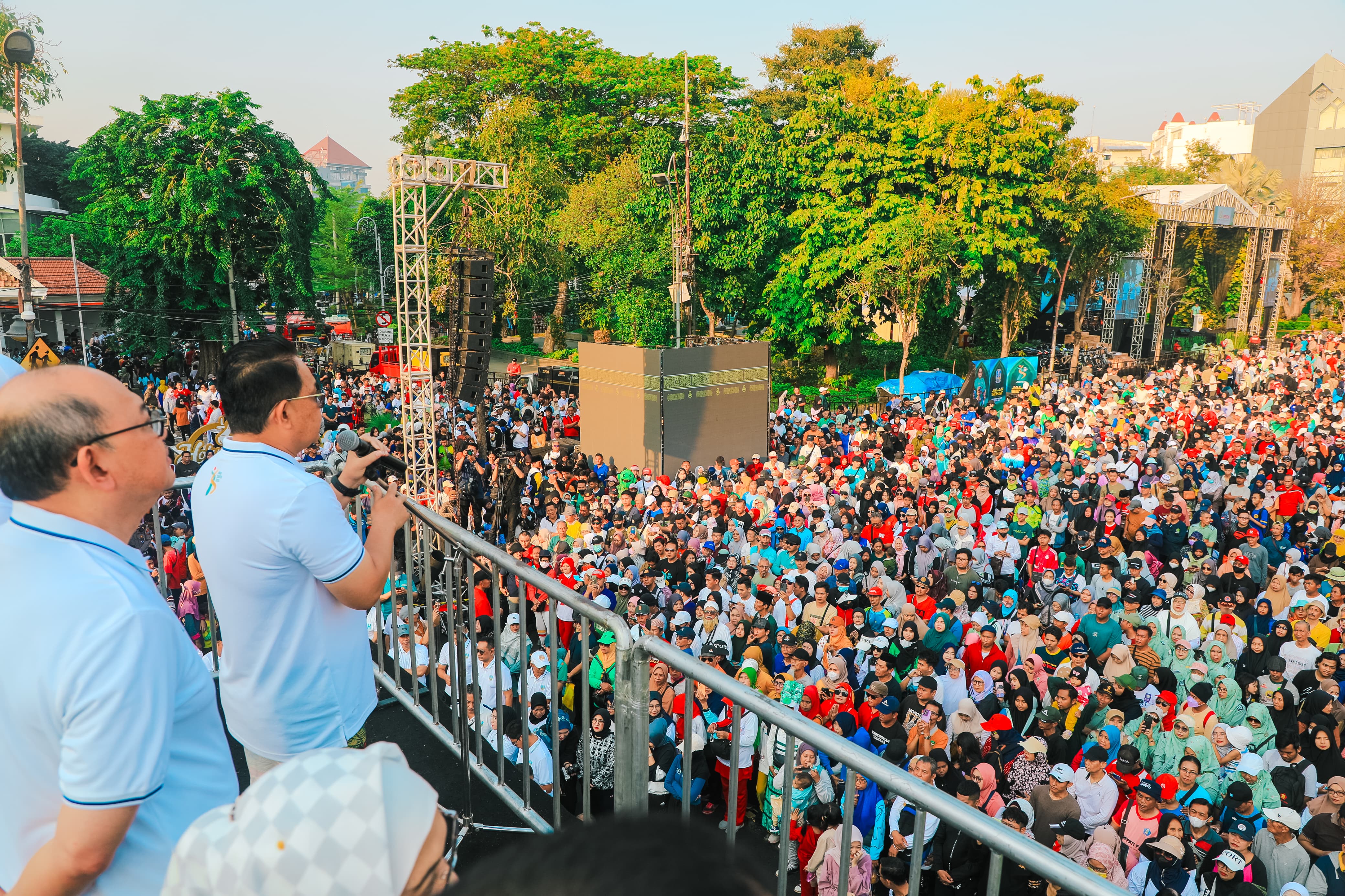 Sekitar 10.000 peserta memadati depan Gedung Negara Grahadi, Surabaya, untuk mengikuti jalan sehat dalam rangka memperingati Hari Santri Nasional, Sabtu pagi (26/10).