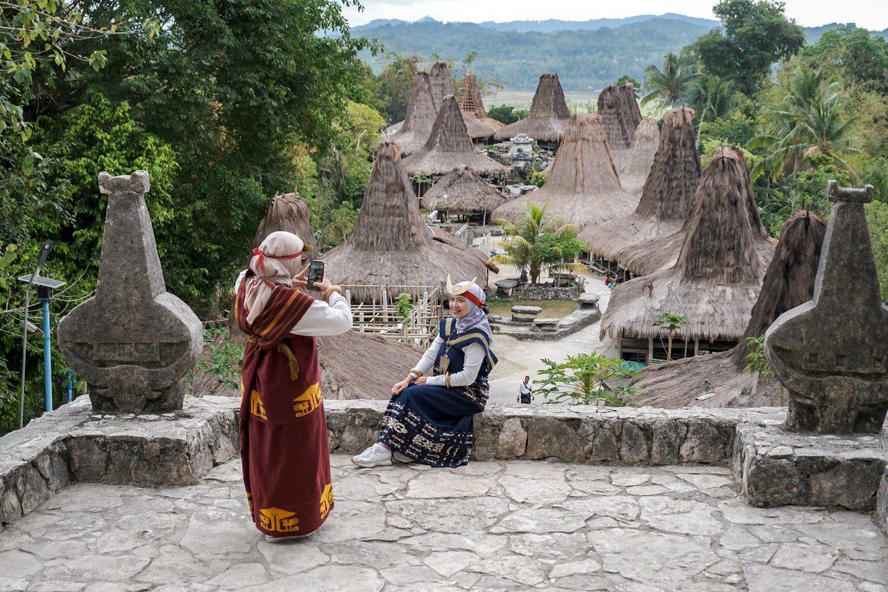 Masyarakat Desa Wisata Tebara, Sumba, NTT,  saat visitasi 75 besar desa wisata terpilih dalam ajang Anugerah Desa Wisata Indonesia (ADWI) 2023, NTT, Minggu (13/8/2023).