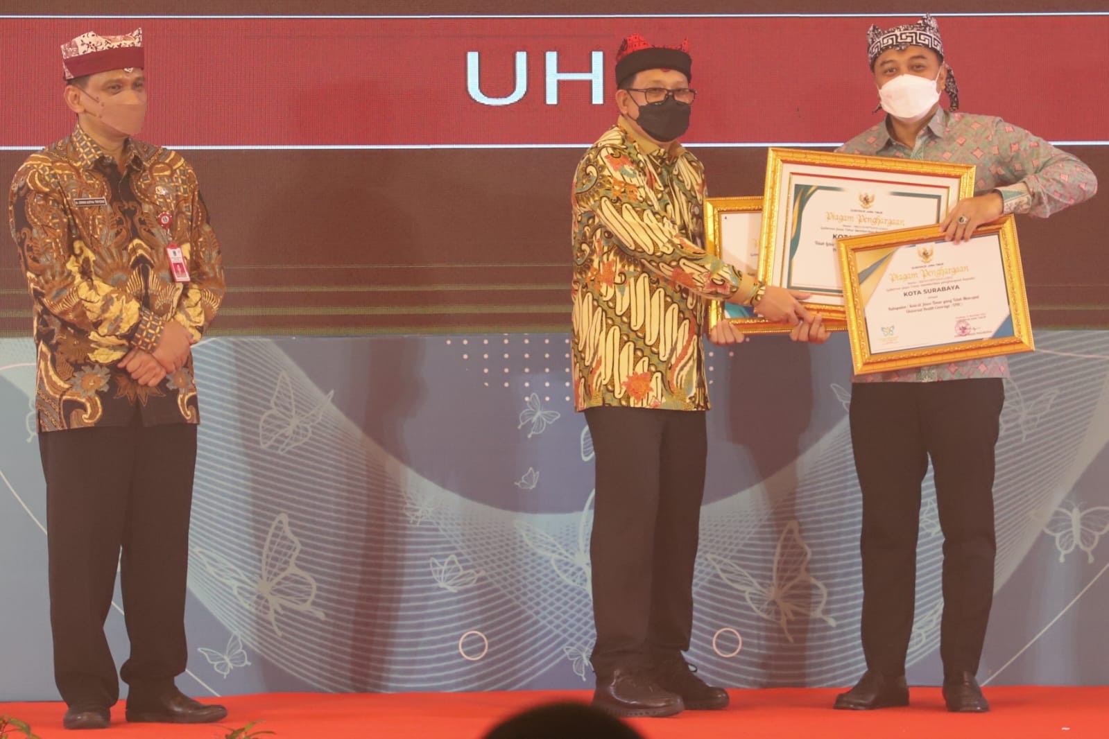 Pemkot) Surabaya menerima penghargaan dari Pemerintah Provinsi (Pemprov) Jawa Timur (Jatim) dalam Puncak Peringatan Hari Kesehatan Nasional (HKN) ke - 58