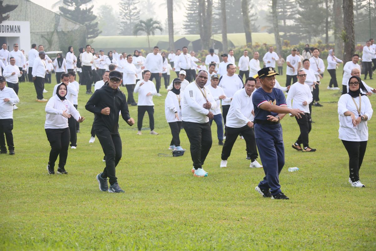 Menteri Dalam Negeri (Mendagri) Muhammad Tito Karnavian dan Wakil Menteri Dalam Negeri (Wamendagri) Bima Arya Sugiarto mengikuti senam pagi bersama para kepala daerah peserta retret pembekalan di Lembah Tidar, Akademi Militer (Akmil) Magelang, Sabtu (22/2