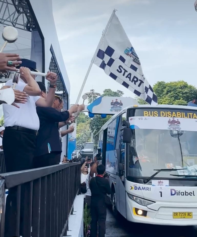 Menteri Badan Usaha Milik Negara (BUMN) Erick Thohir saat pelepasan bus mudik bersama BUMN 2023 di Area Plaza Barat, Gelora Bung Karno (GBK) di Jakarta, Selasa (18/4/2023).