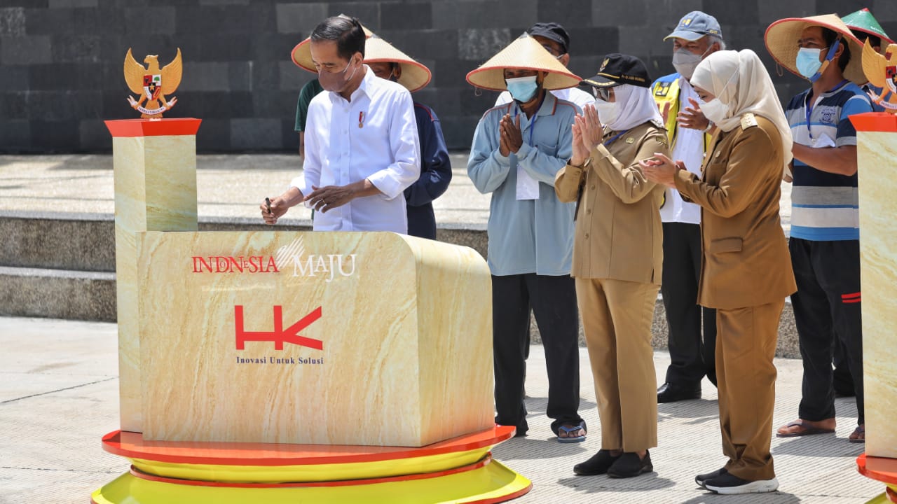 Presiden Jokowi didampingi Gubernur Jawa Timur Khofifah Indar Parawansa meresmikan dua bendungan di Jawa Timur. Kedua bendungan itu ialah Bendungan Tugu di Kabupaten Trenggalek dan Bendungan Gongseng di Kabupaten Bojonegoro.