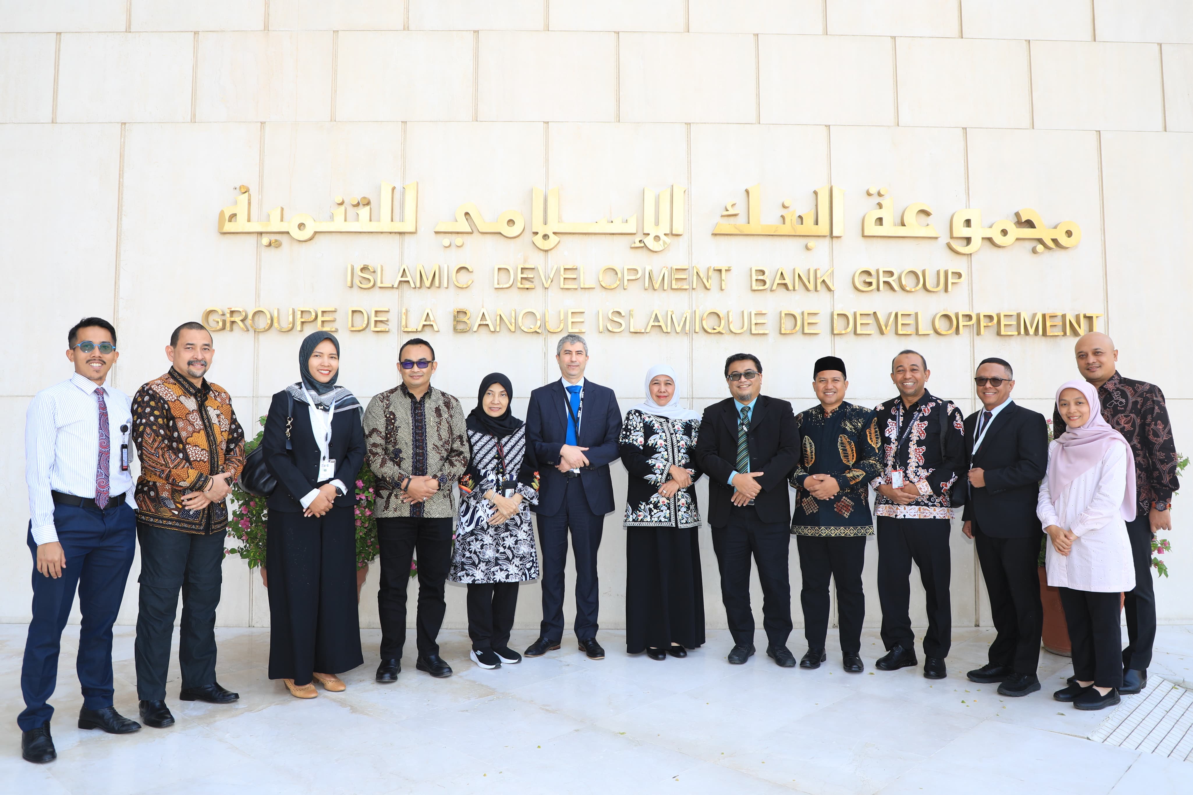 Gubernur Jawa Timur Khofifah Indar Parawansa terus berkomitmen mempercepat penguatan ekosistem halal di Jatim. Salah satunya dengan menjajaki kerja sama dengan Islamic Development Bank (IsDB) yang ada di Jeddah, Saudi Arabia, Senin (8/1/2024) waktu setemp