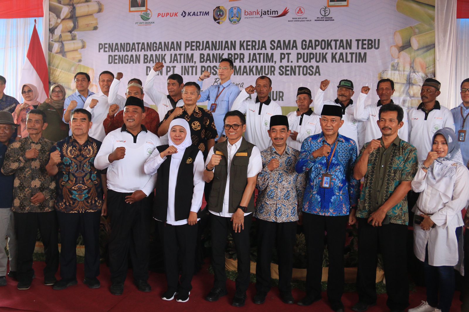 Gubernur Jawa Timur Khofifah Indar Parawansa menyaksikan secara langsung penandatanganan Nota Deklarasi Dukungan Bersama Pemberdayaan Petani Tebu di Pabrik Gula PT. Inti Rosan Makmur Sentosa, Desa Tanen, Kecamatan Rejotangan, Kab. Tulungagung, Sabtu (14/1