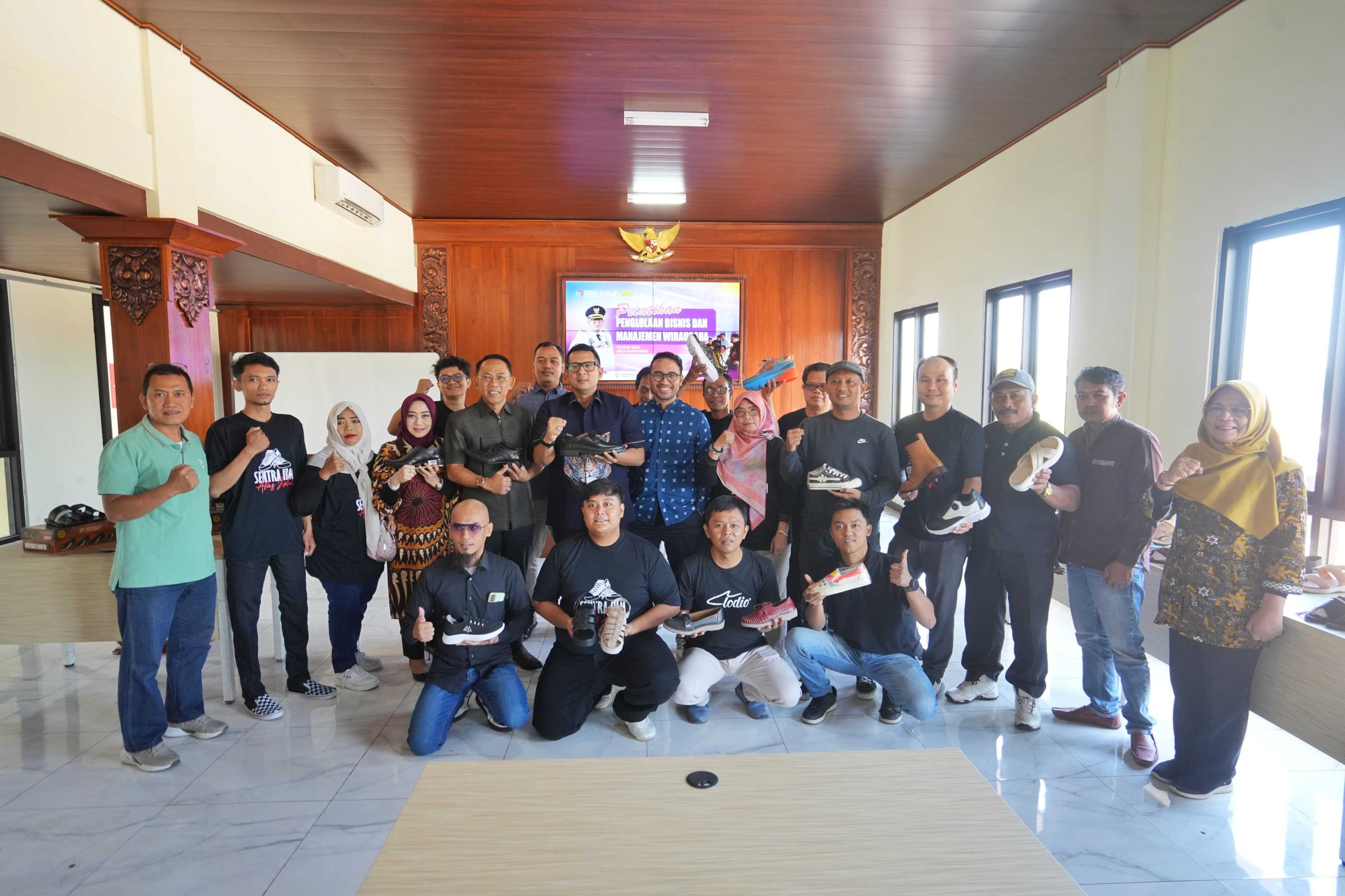 Foto bersama PJ.Wali Kota Mojokerto Moh.Ali Kuncoro dengan para peserta pelatihan