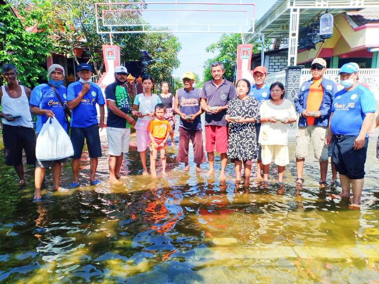 CSA menyalurkan bantuan nasi kotak dan air mineral di Dusun Tugu, Jono, Cerme, Gresik, Minggu, (3/1)