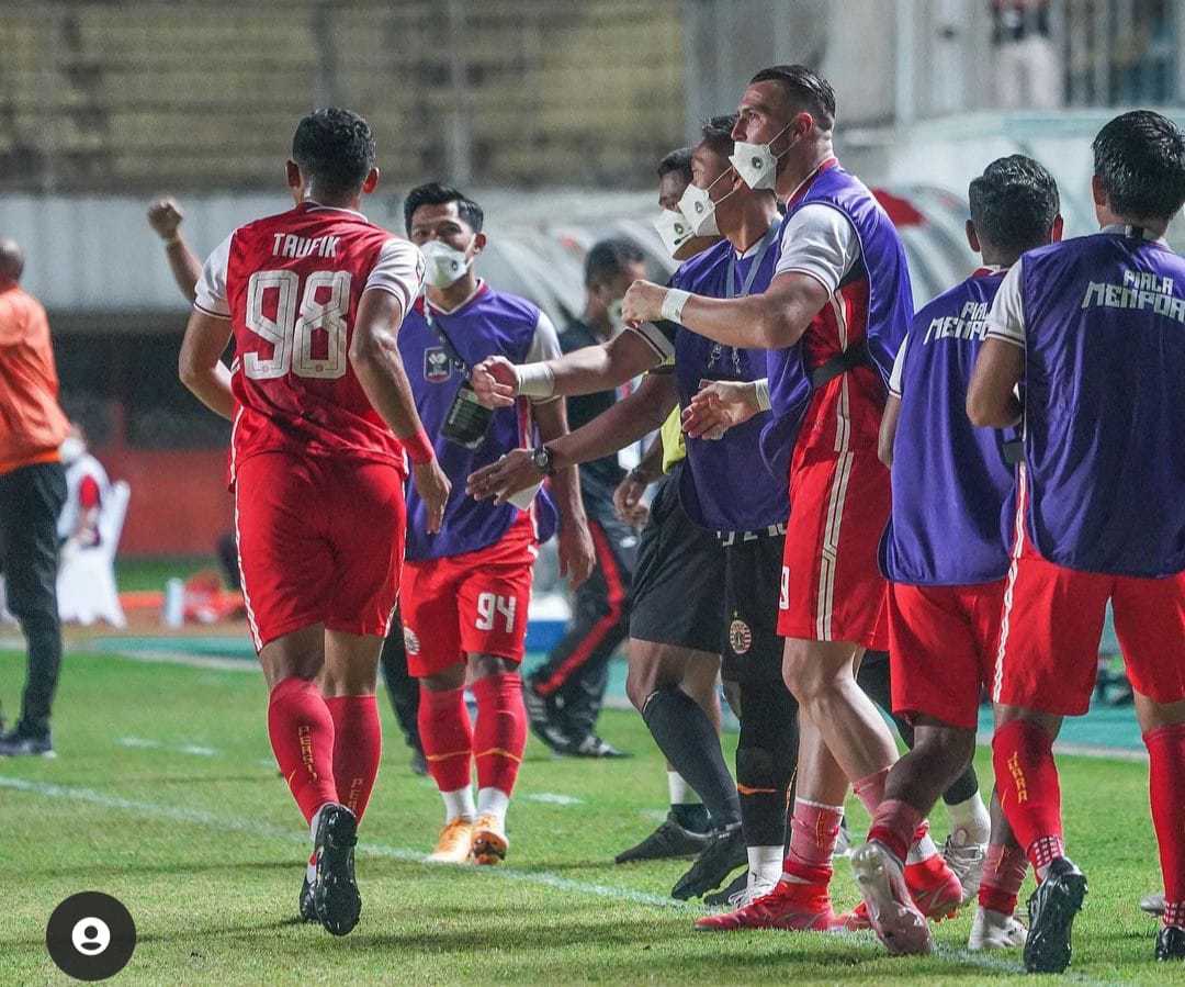 Striker muda Persija Taufik Hidayat merayakan gol kedua bersama rekan-rekannya. IG Persija.