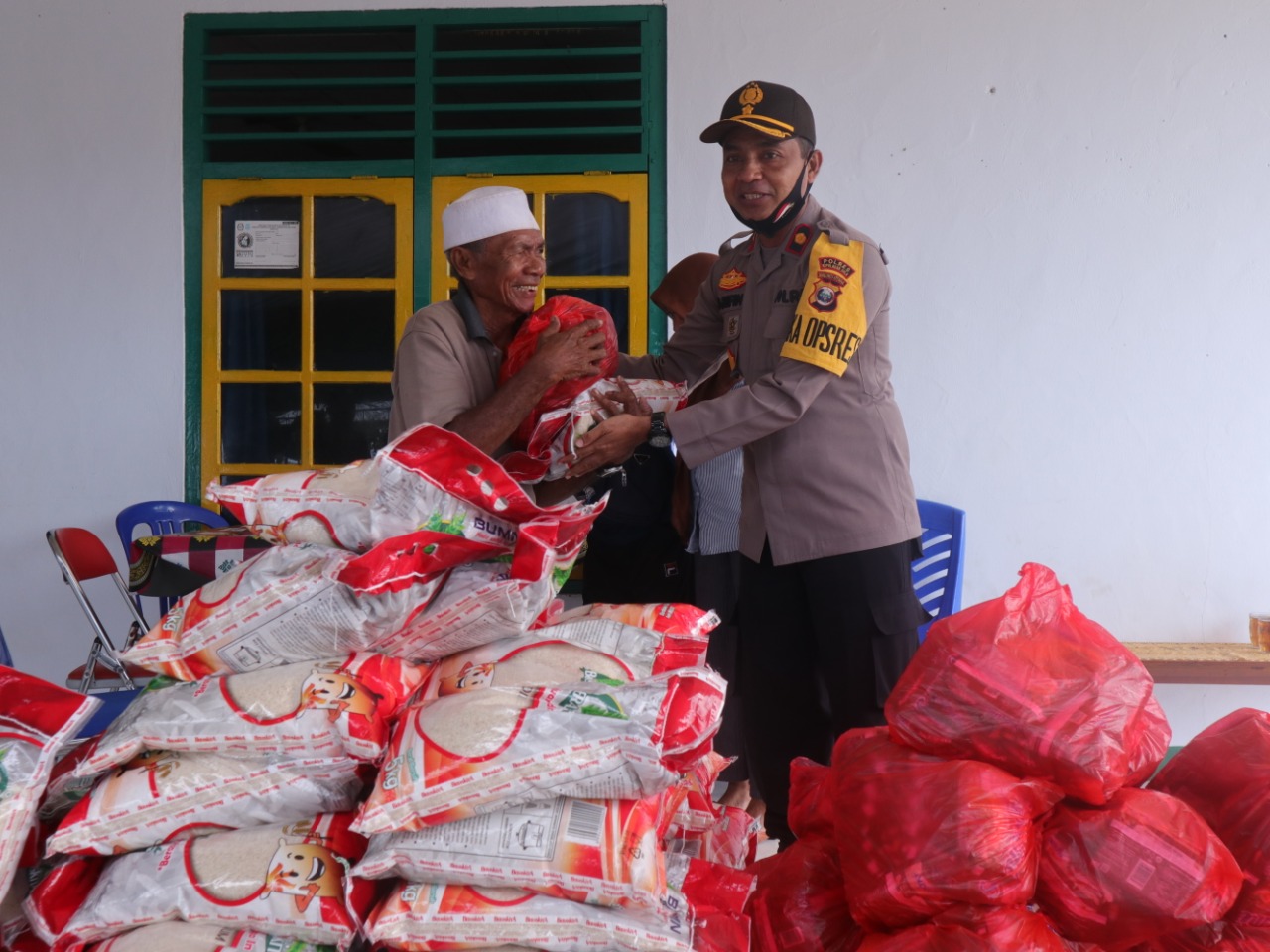 Penyerahan bantuan secara simbolis Polres Kepsul. HMP/CHO