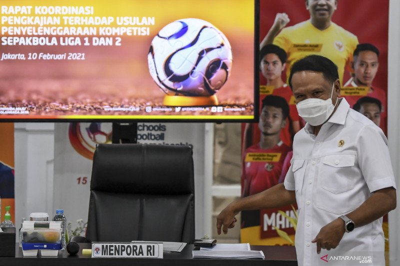 Menpora Zainudin Amali bersiap memimpin Rapat Koordinasi Pengkajian Terhadap Usulan Kompetisi Sepak bola Liga 1 dan 2 di Wisma Kemenpora, Jakarta, Rabu (10/2/2021). ANTARA FOTO/M Risyal Hidayat/aww.

