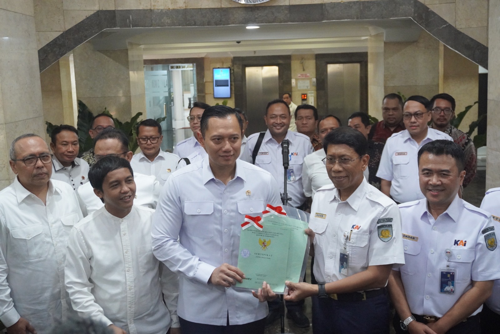Menteri ATR/BPN, Agus Harimurti Yudhoyono menyerahkan sertifikat Hak Pengelolaan Lahan (HPL) atas lahan yang sebelumnya menjadi sengketa di Kelurahan Gang Buntu Kota Medan  kepada Direktur Utama KAI, Didiek Hartantyo