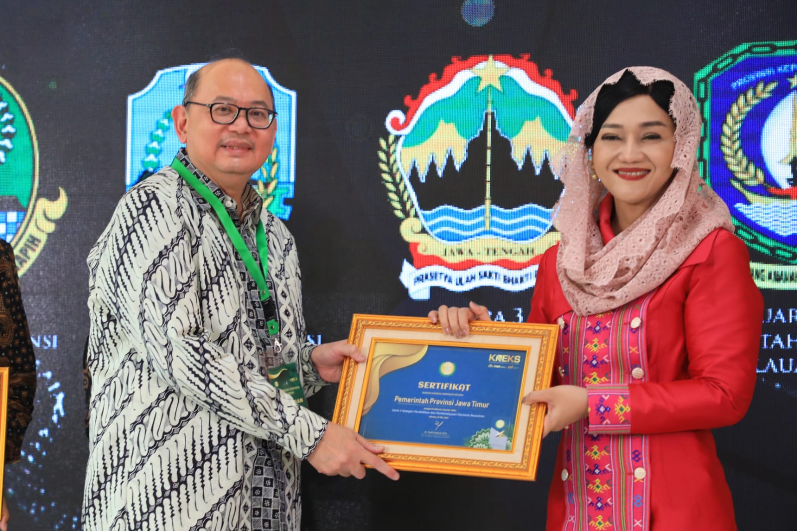 Pj. Sekdaprov Jatim Bobby Soemiarsono  yang mewakili Pj. Gubernur Jatim Adhy Karyono saat menerima penghargaan dari Komite Nasional Ekonomi dan Keuangan Syariah (KNEKS) di Menara Syariah, Pantai Indah Kapuk 2, Tangerang, Banten, Senin (20/5)