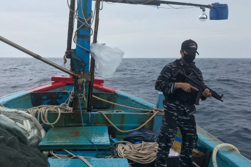 TNI Angkatan Laut menangkap kapal ikan asing Vietnam melakukan ilegal fishing di Laut Natuna Utara, Kepulauan Riau, Kamis (8/10/2020). (ANTARA/ HO-Dispenal)