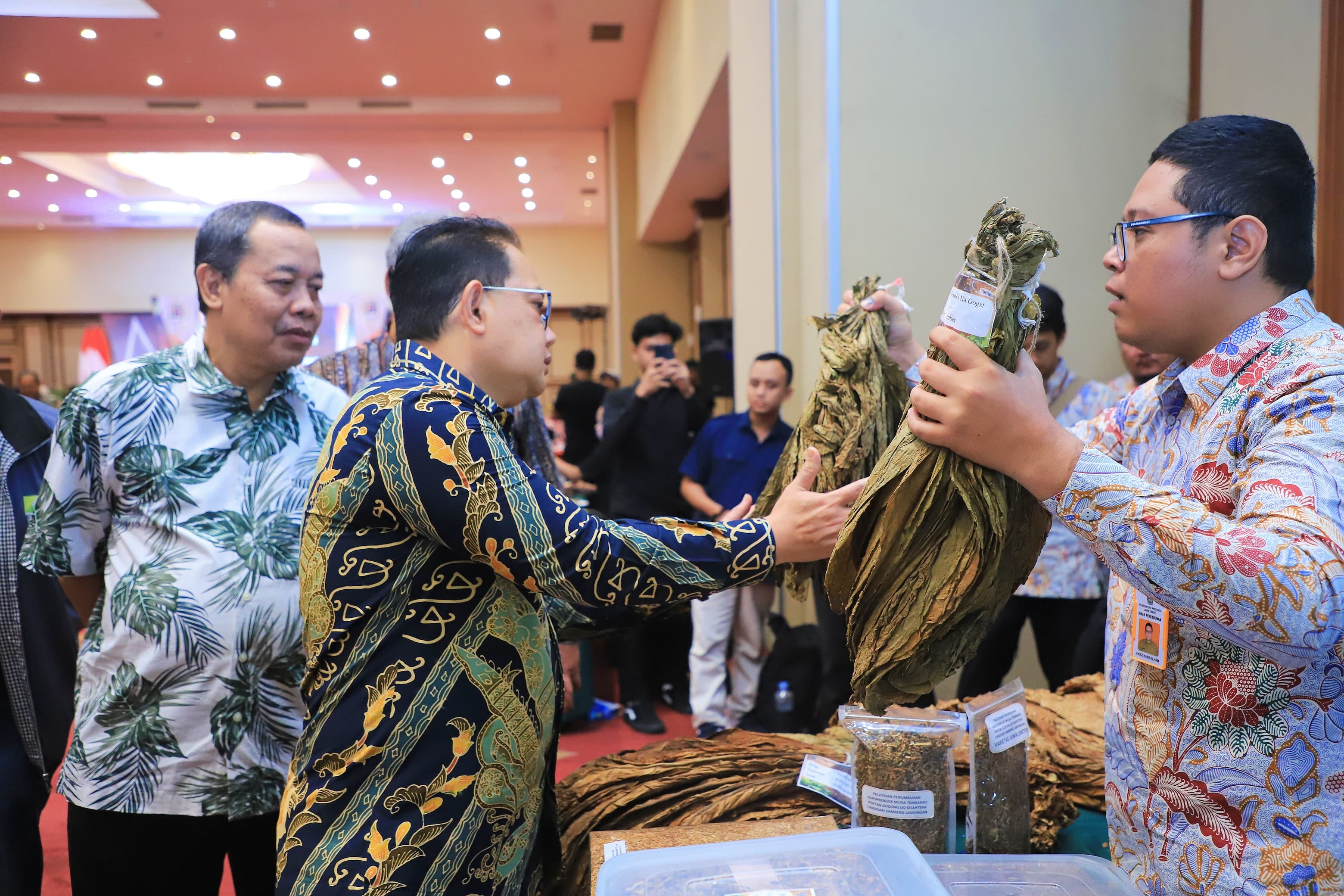 Penjabat (Pj.) Gubernur Jawa Timur, Adhy Karyono, dengan bangga meluncurkan program Generasi Muda Agropreneurship Tembakau (GEMA) di acara Pertemuan Inovasi Pengembangan Tembakau, Kopi, dan Kakao Jawa Timur, Kamis (28/11) malam.