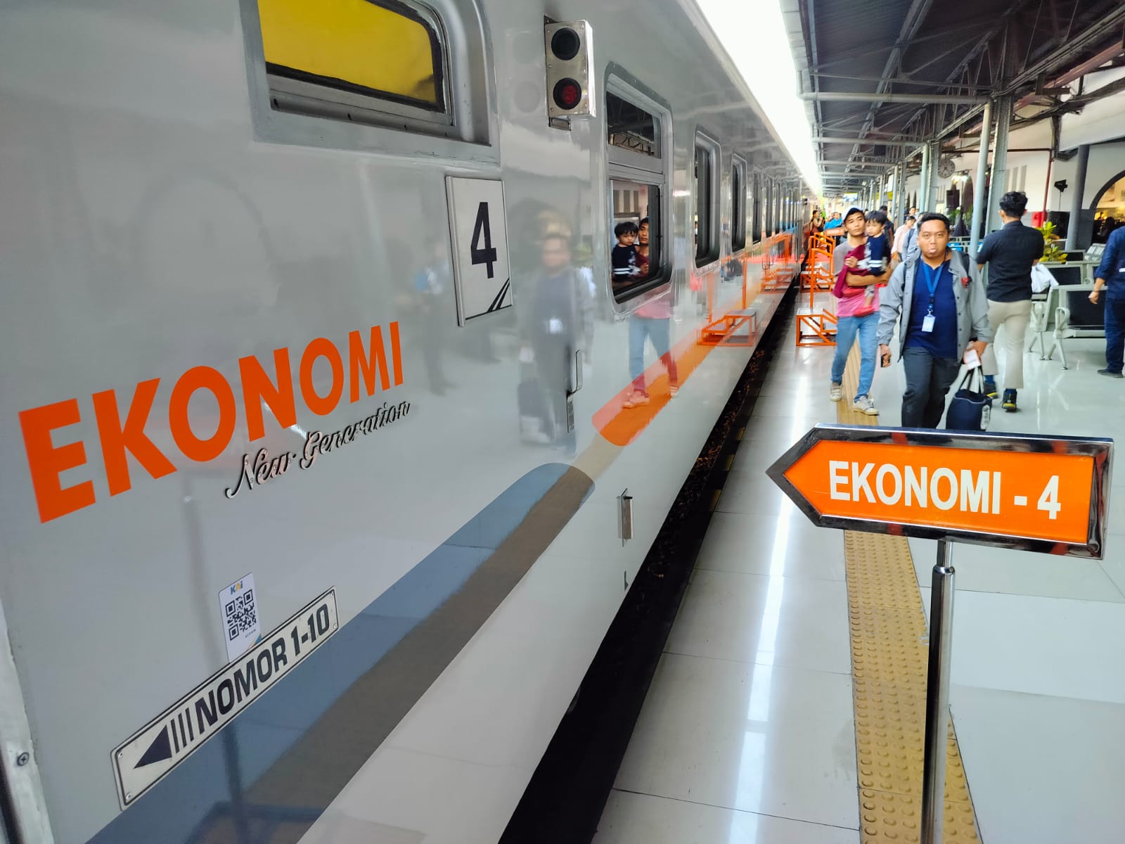 PT Kereta Api Indonesia (Persero) meluncurkan Kereta Ekonomi New Generation di Stasiun Pasarsenen, Selasa (26/9). Pada tahap awal, kereta ini dirangkaikan pada KA Jayabaya relasi Pasarsenen - Malang pp