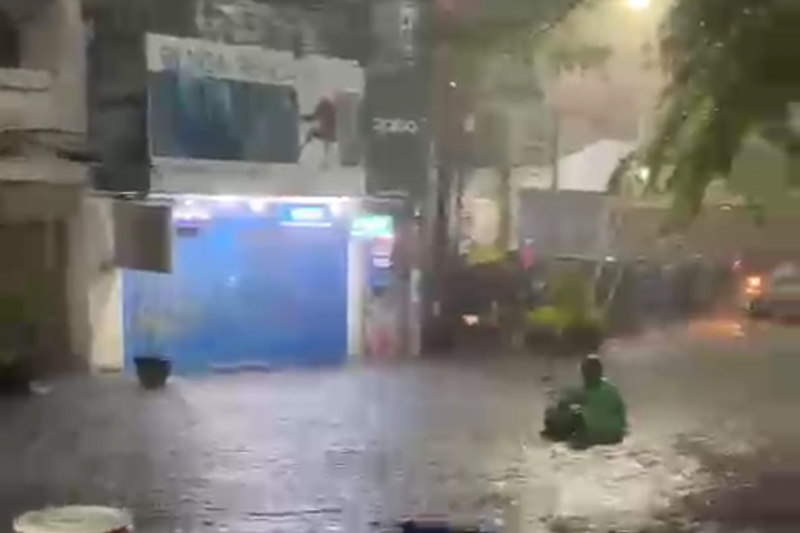 Warga menuntun kendaraannya karena mogok akibat banjir di Jalan Brawijaya, Kota Kediri, Jawa Timur, timur sungai brantas, Rabu (6/1/2020). ANTARA Jatim/ tangkapan layar video banjir Kediri

