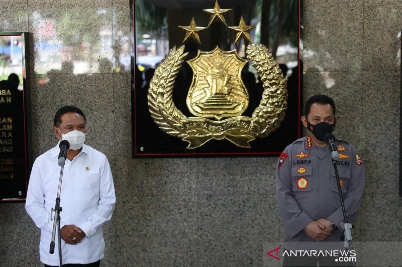 dok/Menteri Pemuda dan Olahraga Zainudin Amali (kiri) dan Kapolri Listyo Sigit Prabowo memberikan keterangan pers terkait kelanjutan kompetisi olahraga di Mabes Polri, Jakarta, Senin (8/2/2021). (ANTARA/HO-Kemenpora)

