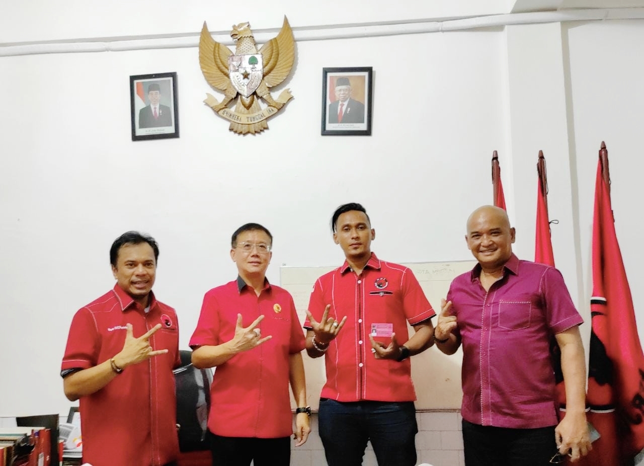 Dari kanan Sekretaris Robby Barus, Dedy Key yang menjadi kader PDI Perjuangan yang baru mendaftar, Ketua DPC PDI Perjuangan Hasyim, SE dan di posisi paling kiri ada Bendahara Boydo HK Panjaitan, SH. IST