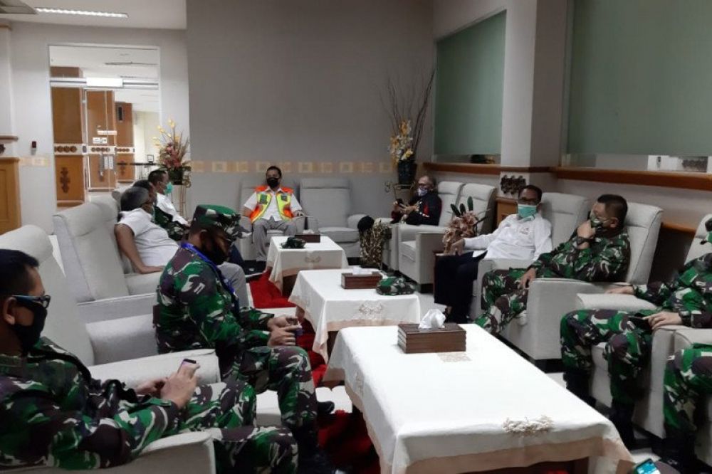 Plt Gubernur Aceh Nova Iriansyah meninjau kedatangan penumpang Garuda Indonesia di Bandara Sultan Iskandar Muda Blang Bintang Aceh Besar, Rabu (29/4/2020). ANTARA/HO