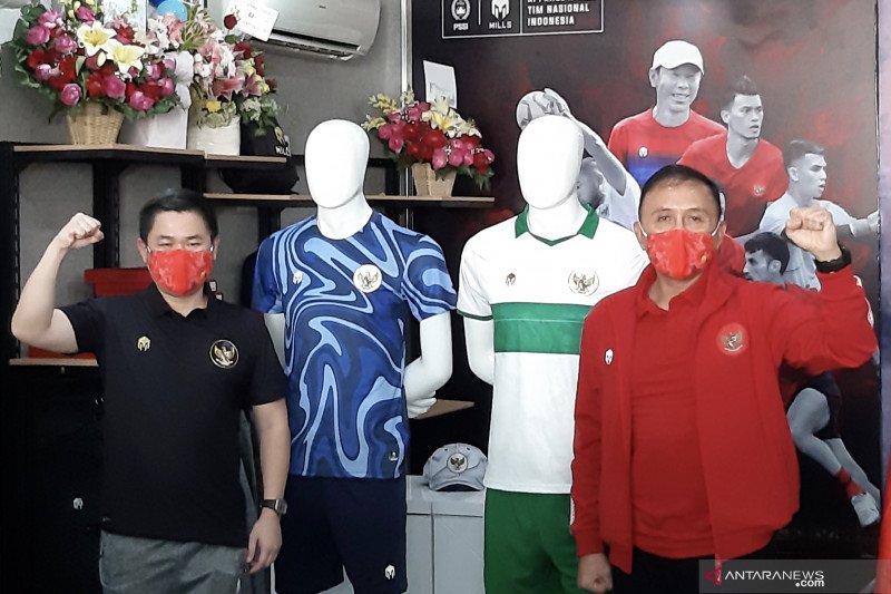 Ketua Umum PSSI Mochamad Iriawan (kanan) dan CEO Mills Tjia Kong Hou (kiri) berfoto di depan seragam tandang terbaru tim nasional Indonesia di toko Mills, Jakarta, Senin (27/7/2020). ‘Jersey terkini timnas itu bertema ‘khatulistiwa’. (Michael Siahaan)
