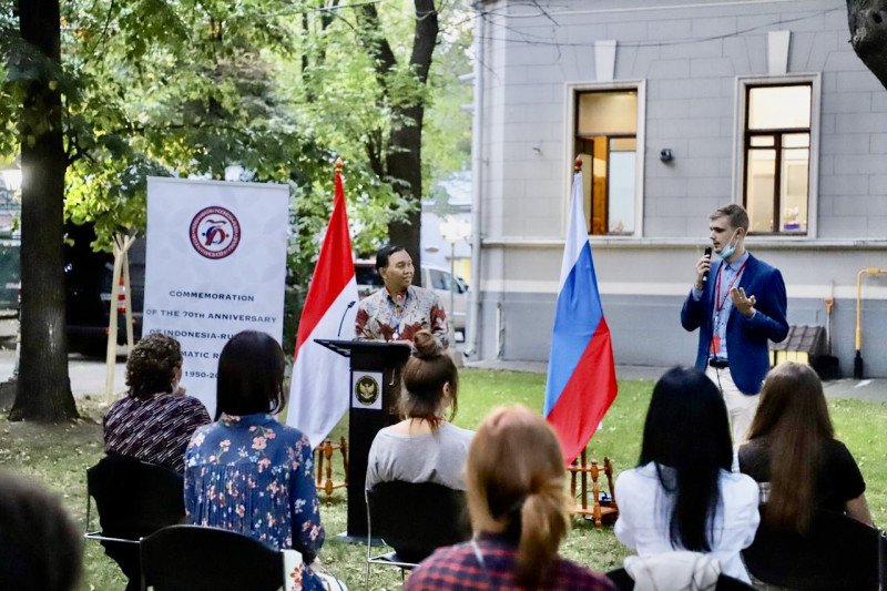 Kuasa Usaha Ad Interim KBRI Moskow yang juga Wakil Dubes RI Azis Nurwahyudi berbicara di depan sejumlah pemuda Rusia yang hadir dalam pertemuan informal di taman KBRI Moskow, Senin (7/9/2020). (foto: KBRI Moskow)

