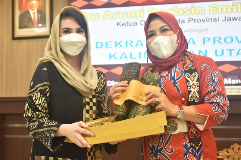 Ketua Dewan Kerajinan Nasional Daerah (Dekranasda) Jawa Timur, Arumi Bachsin Emil Dardak  saat menerima kunjungan kerja  Ketua Dekranasda Kalimamtan Utara (Kaltara), Rahmawati Zainal di kantor dinas Koperasi dan UMKM Provinsi Juanda, Kamis (2/12/2021).