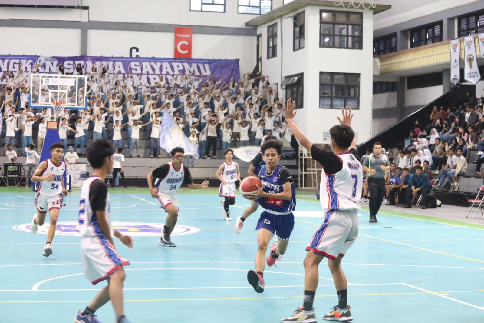 Kejuaraan Bola Basket antar SMA/SMK se-Surabaya dalam ajang memperebutkan Piala Walikota Heroes City League East Java 2024 di GOR Pancasila, Senin (9/9/2024).

