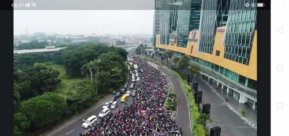 BUNDARAN WARU: Macet total di hari pertama PSBB. Foto: FB Rossi Raharjo