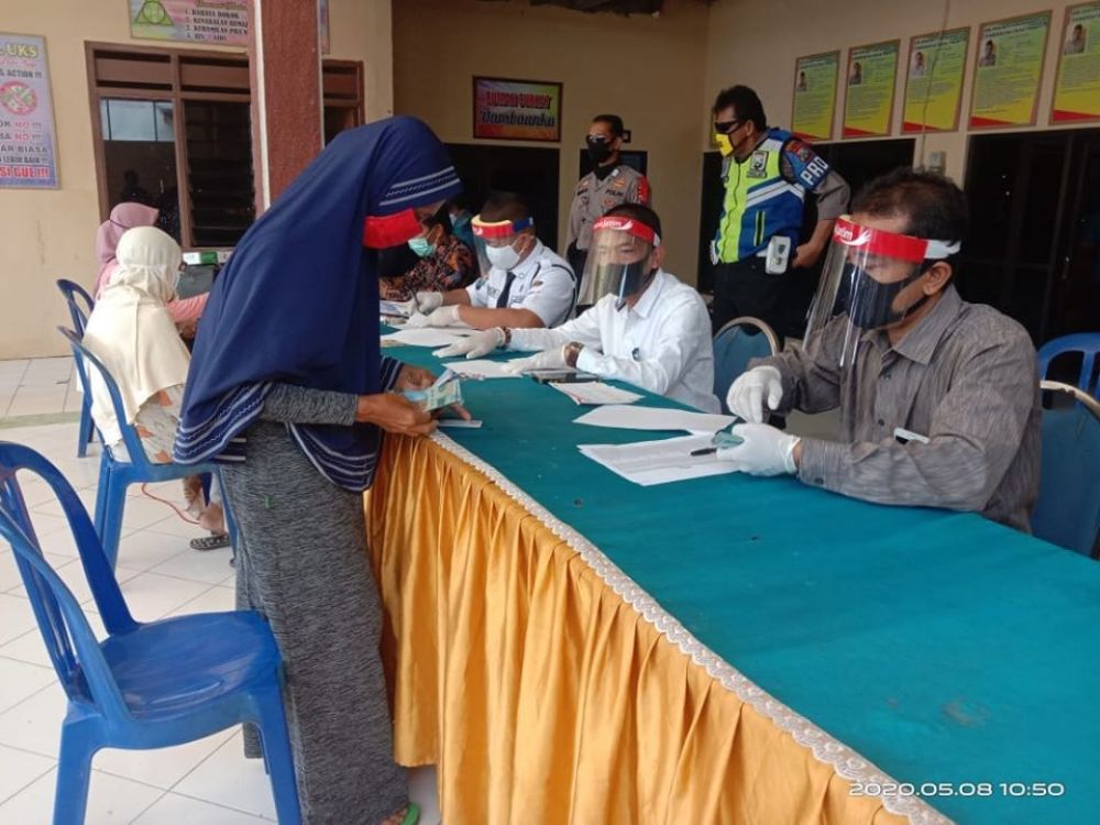 Warga Pranti mengambil BLT di Balai Desa setempat. Isme