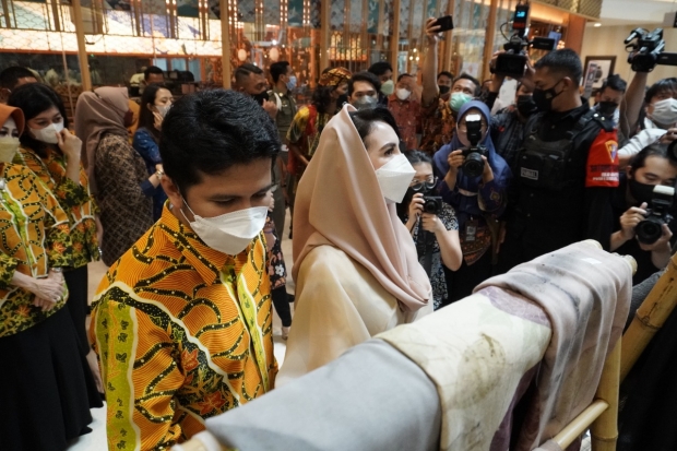 Wagub Jatim Emil Elestianto Dardak bersama Ketua Dekranasda Jatim Arumi Bachsin Emil Dardak saat meninjau stan Pameran Batik Bordir & Aksesoris Fair 2022