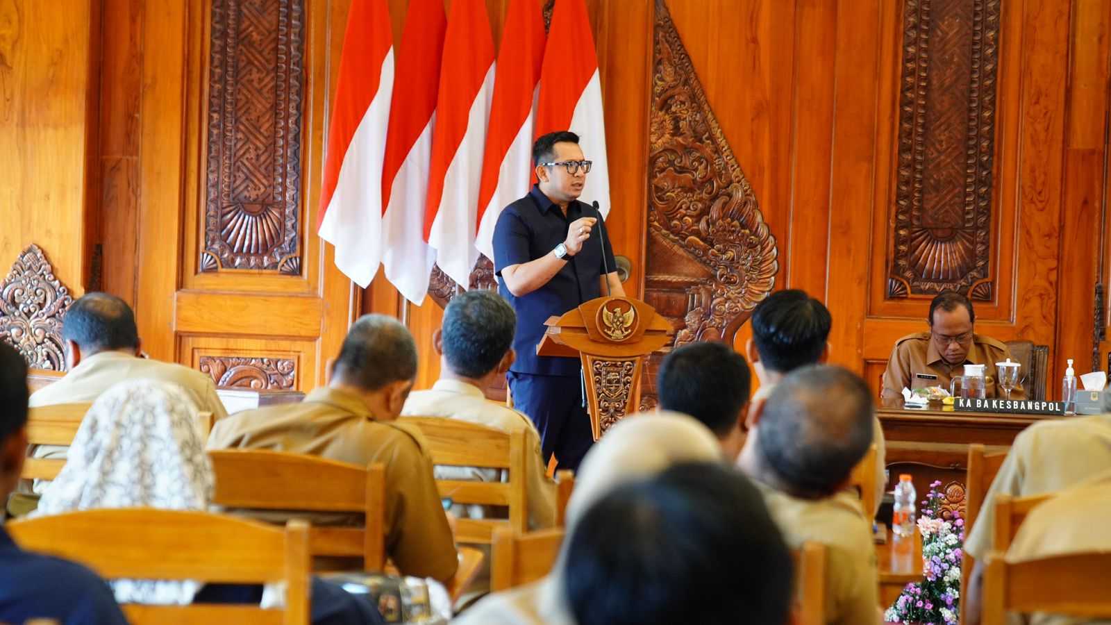  Penjabat Wali Kota Mojokerto, Moh. Ali Kuncoro saat memimpin Rapat Koordinasi yang bertujuan untuk meningkatkan angka partisipasi masyarakat dalam Pemilu di Ruang Sabha Mandala Madya, Balai Kota Mojokerto