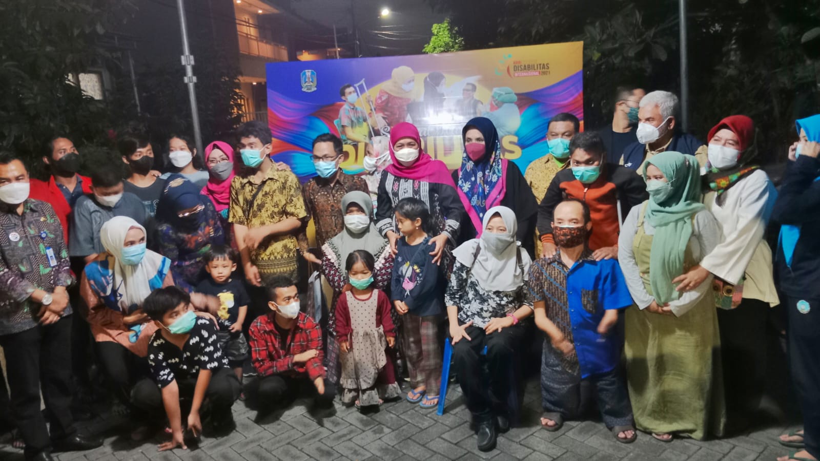 Gubernur Jawa Timur Khofifah Indar Parawansa mengunjungi sentra pembuatan kerajinan tangan Tiara Handycraft di kawasan Sidosermo Indah Surabaya, Jumat malam (3/12). foto : prass