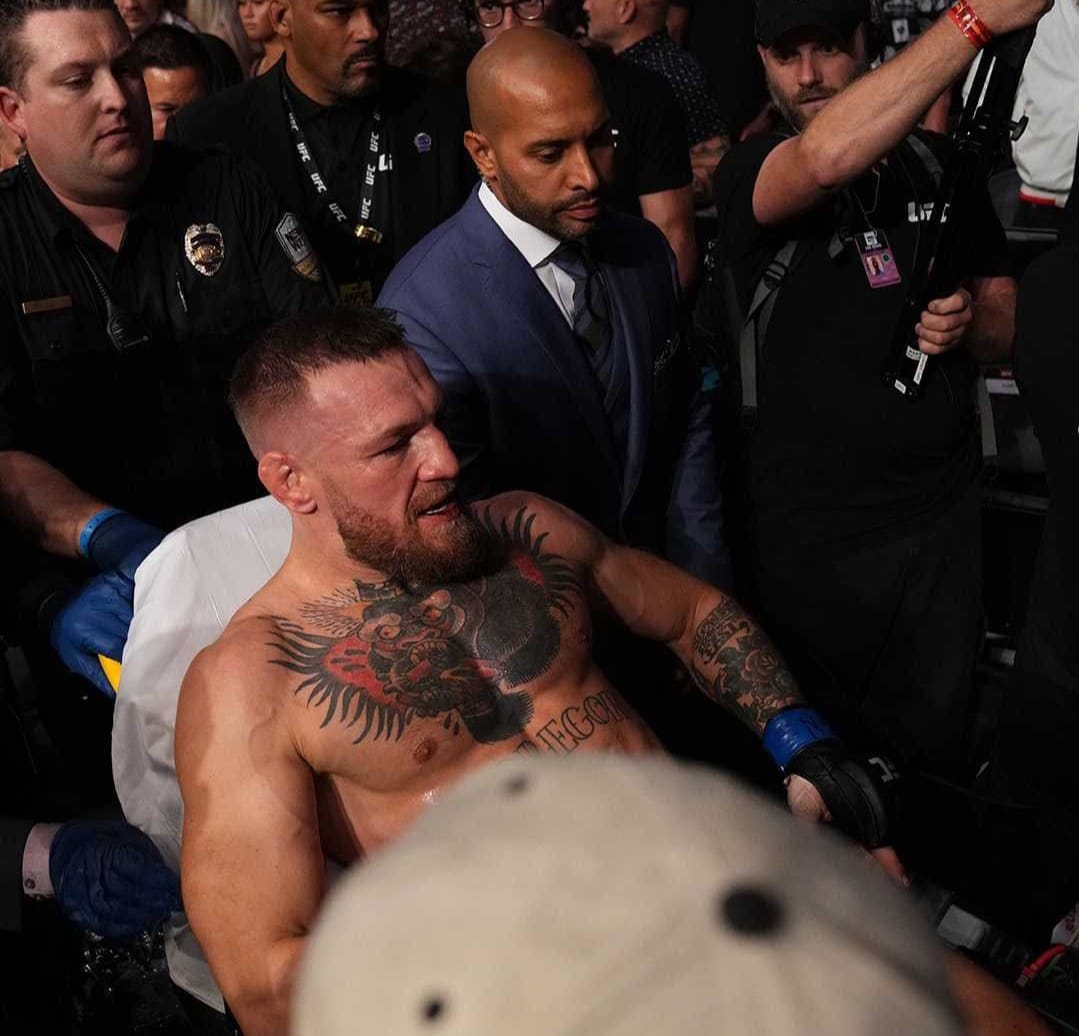 Conor McGregor harus ditandu keluar ring usai pertarungan. ESPN MMA