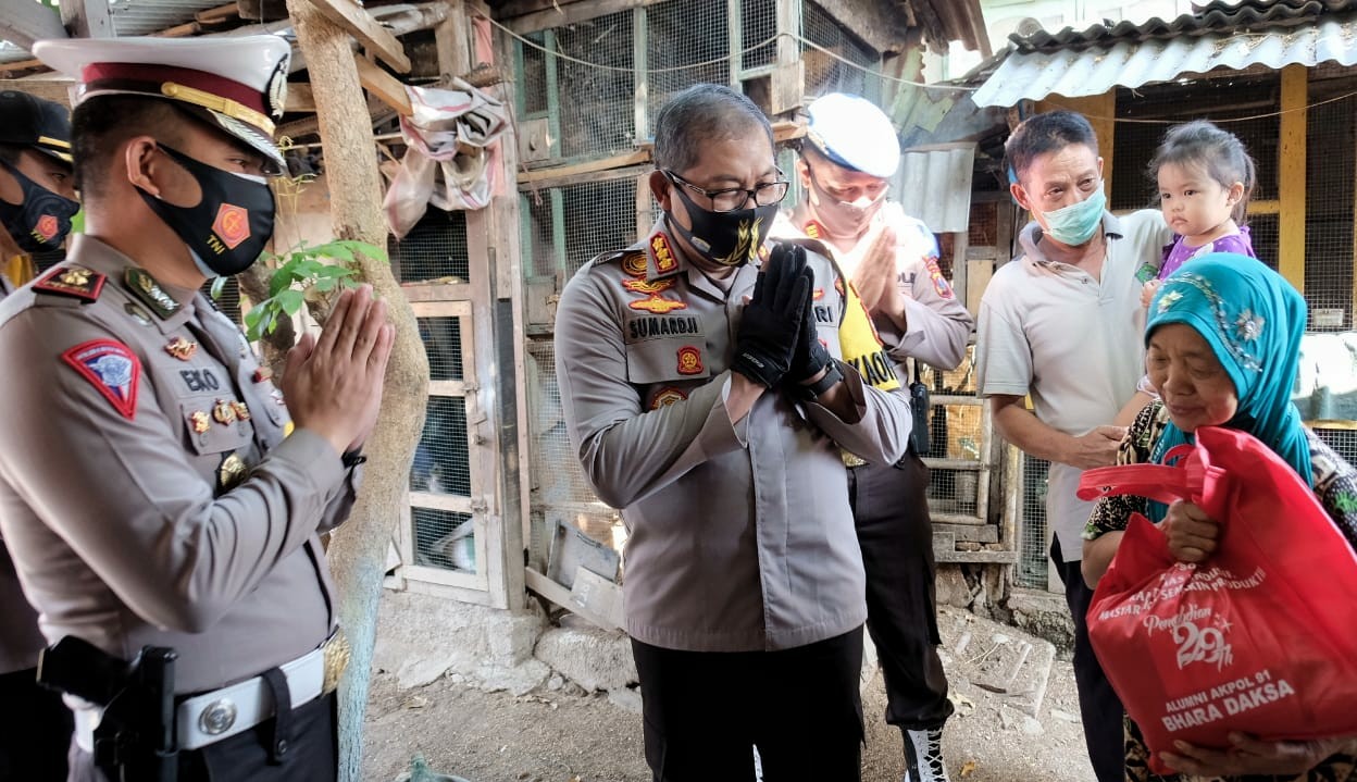 Kapolresta Sidoarjo Kombes Pol Sumardji saat memberikan bantuan sembako ke warga. (FOTO: HMP/lis) 