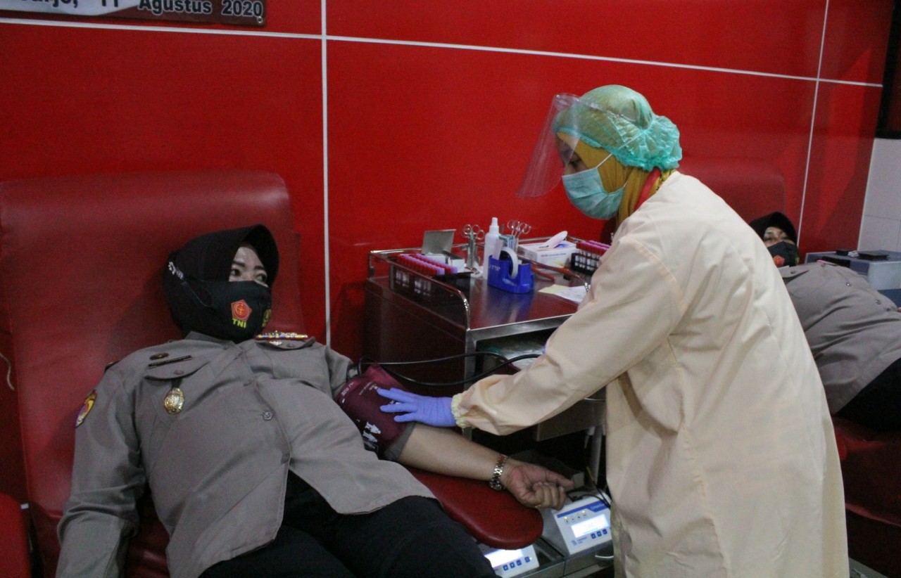 Para anggota Polwan Polresta Sidoarjo saat melakukan aksi donor darah. (FOTO: HMP/lis)