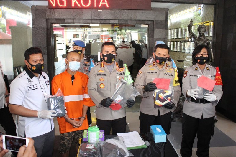 Kapolresta Malang Kota Kombes Pol Leonardus Simarmata (ketiga dari kanan) menunjukkan barang bukti palu yang dipergunakan tersangka untuk melakukan pembunuhan, di halaman Polresta Malang Kota, Jawa Timur, Rabu (9/9/2020). (ANTARA/HO-Humas Polresta Malang 