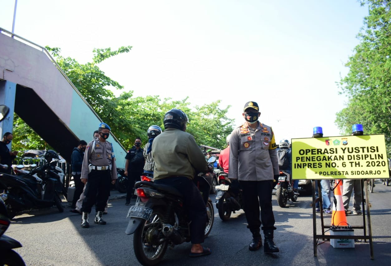 Kapolresta Sidoarjo Kombes Pol Sumardji memimpin langsung jalannya Operasi Yustisi Pelanggar menjalani sidang di tempat. (FOTO: HMP/lis)