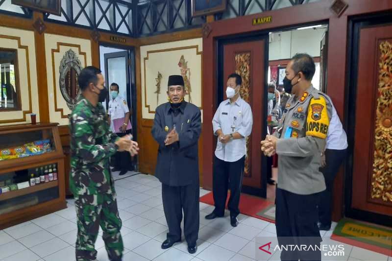 Kepala Polres Sukoharjo, AKBP Bambang Yugo Pamungkas (kanan) bersama Bupati Sukoharjo, Wardoyo Wijaya (tengah), dan Dandim 0726/ Sukoharjo, Letkol (Inf) Agus Adhy Darmawan (kiri) usia rakor persiapan kedatangan Abu Bakar Ba'asyir di Kantor Bupati Sukoharj