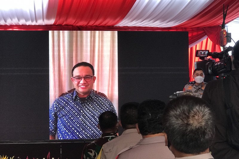 Kapolda Metro Jaya bersama Gubernur DKI Jakarta Anies Baswedan yang hadir dalam sambungan telekonferensi di peluncuran Kampung Tangguh Jaya RW 016 Kapuk, Cengkareng, Jakarta, Selasa (8/12/2020). (ANTARA/Devi Nindy)

