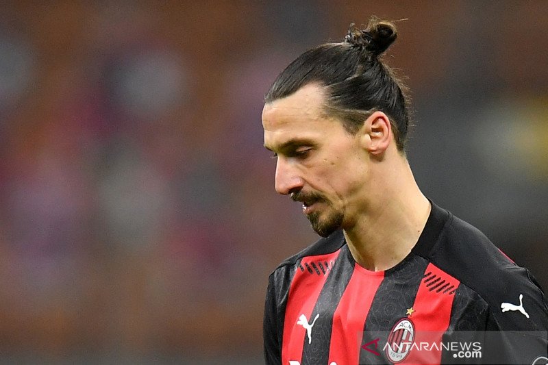 Pesepak bola AC Milan Zlatan Ibrahimovic terlihat kecewa setelah bertanding melawan Atalanta dalam laga pekan ke-19 LIga Italia, di Stadion San Siro, Milan, Italia, Sabtu (23/1/2021).  Atalanta mengalahkan AC MIlan 3-0. ANTARA FOTO/Reuters-Daniele Mascolo