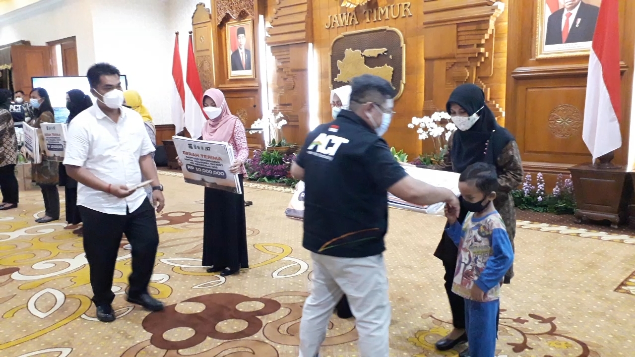 Perwakilan keluarga prajurit menerima secara simbolis yang diserahkan oleh Ketua Dewan Pembina ACT Ahyudin dan Gubernur Jawa Timur Khofifah Indar Parawansa di Gedung Negara Grahadi,  Minggu (2/5). 