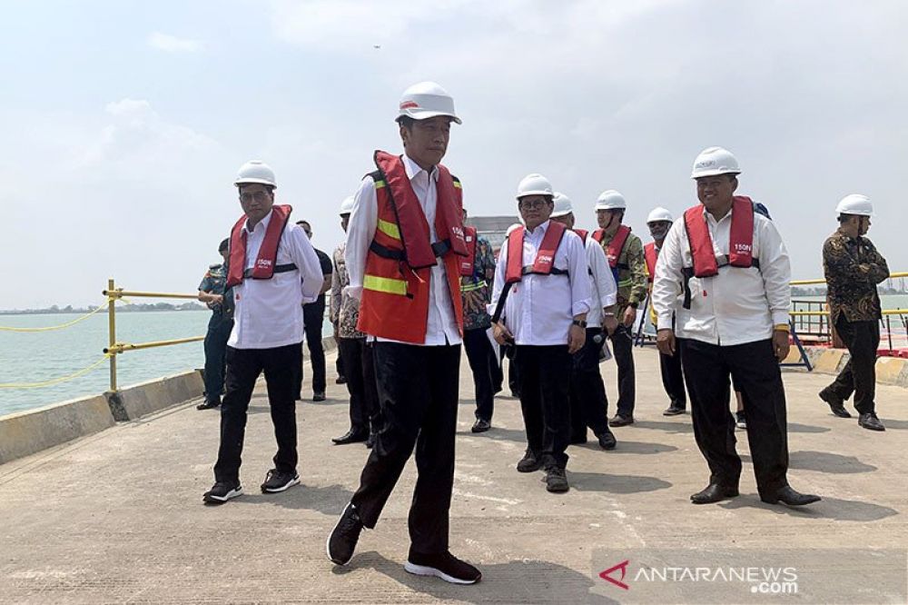 Presiden Joko Widodo (depan) meninjau proyek rencana trase jalan tol akses Patimban sepanjang 29,80 km di Subang, Jawa Barat, Jumat (29/11/2019). Konsorsium Jasa Marga ditetapkan sebagai pemrakarsa pengusahaan jalan tol akses Patimban. Sampai sejauh ini p