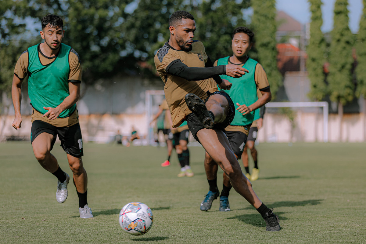 Paulo Victor dalam sesi latihan mini game, 