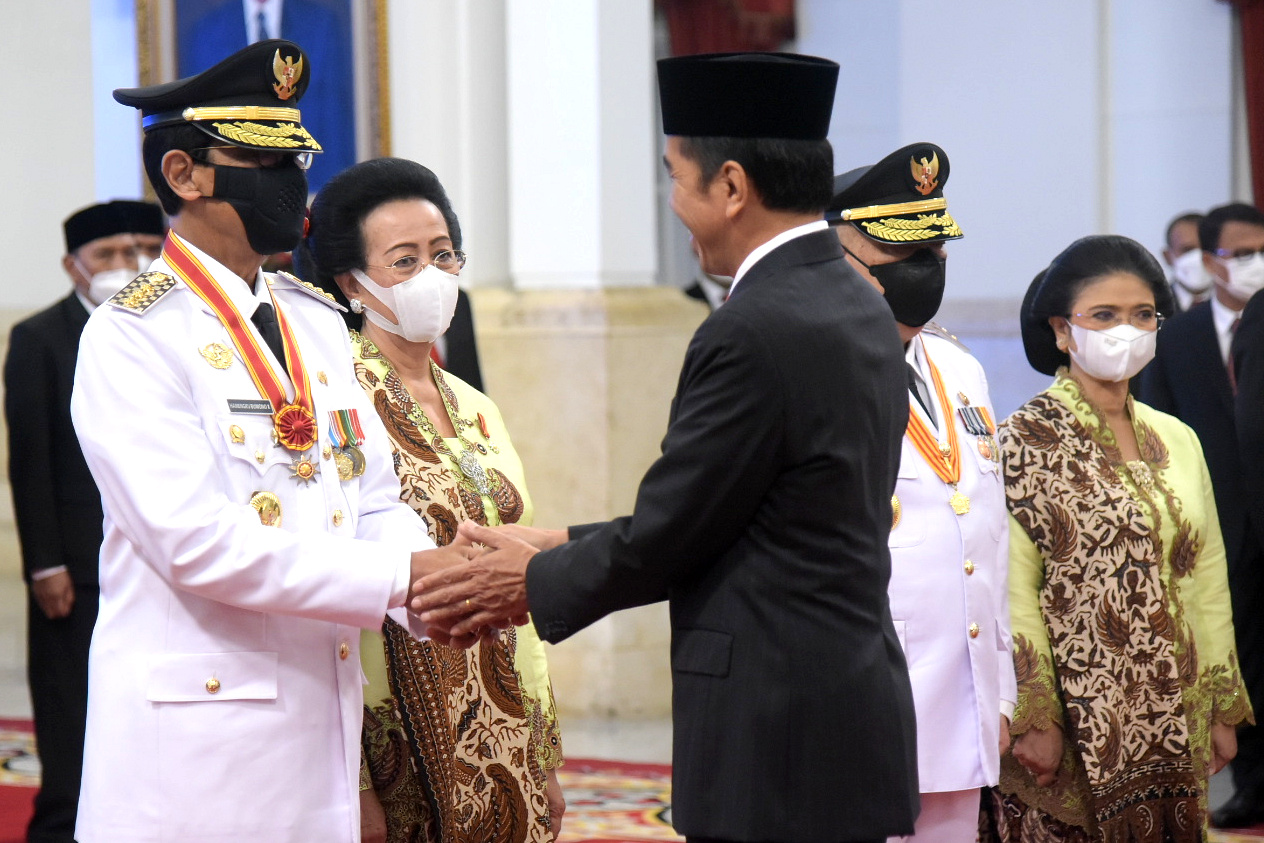Presiden Jokowi memberikan ucapan selamat usai melantik Gubernur dan Wagub DIY, di Istana Negara, Jakarta, Senin (10/10/2022) pagi. (Foto: Humas Setkab/Agung)

