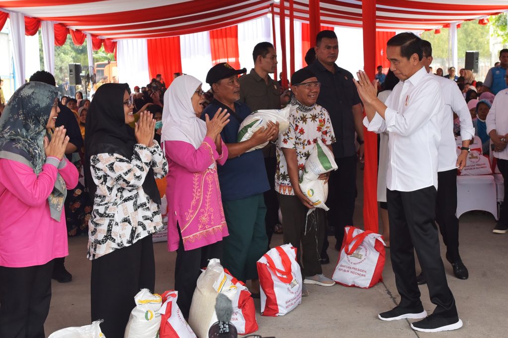 Presiden Jokowi meninjau ketersediaan stok beras di Kompleks Pergudangan Sunter Timur II, Kelapa Gading, Jakarta, Senin (11/09/2023) siang. (Foto: Humas Setkab/Agung)
