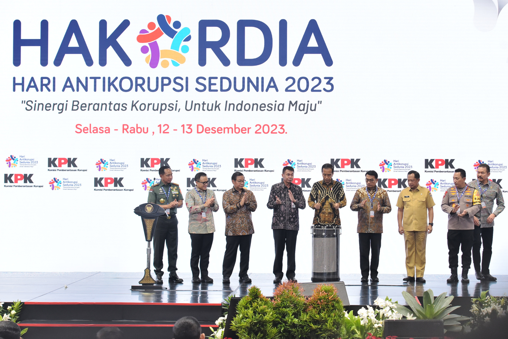 Presiden Jokowi didampingi sejumlah pejabat menghadiri Puncak Peringatan Hakordia, di Istora Senayan, Jakarta, Selasa (12/12/2023). (Foto: Humas Setkab/Agung)


