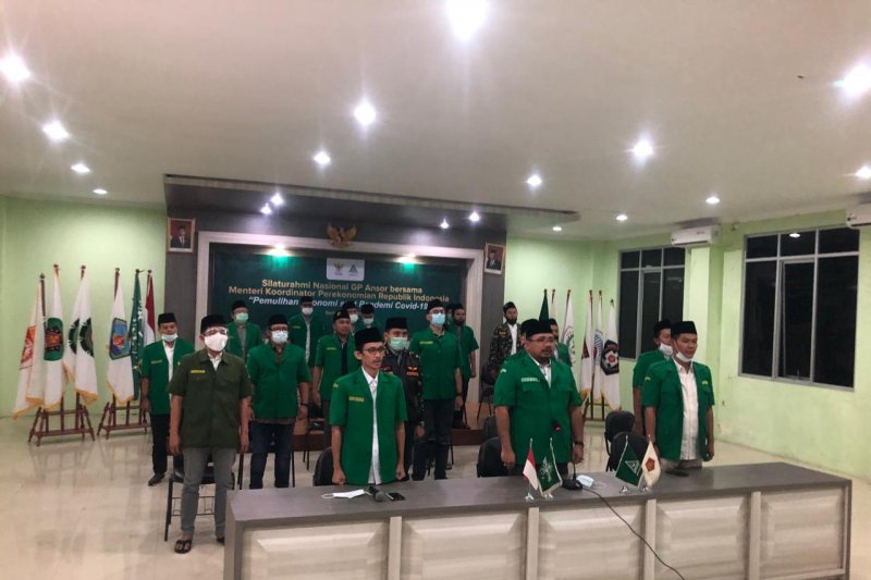Ketua Umum PP GP Ansor Yaqut Cholil Qoumas, Sekjen Abdul Rochman dan beberapa pengurus saat webinar dengan Menko Perekonomian Airlangga Hartarto. (HO-Dok GP Ansor)

