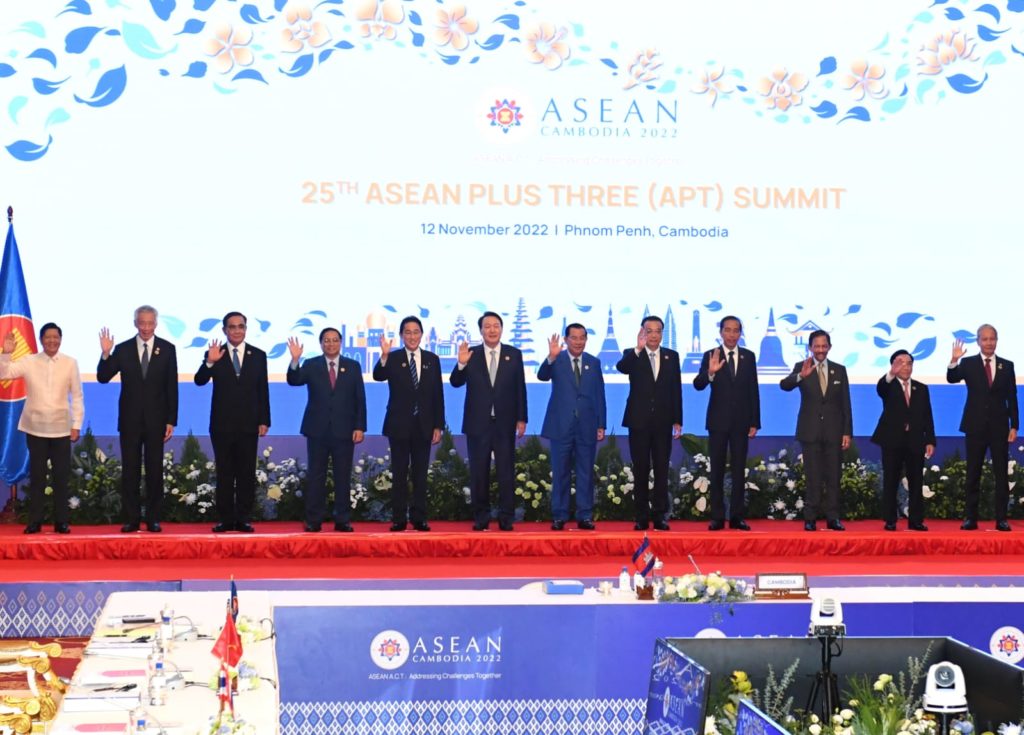 Presiden RI Joko Widodo (Jokowi) mengikuti KTT ke-25 ASEAN Plus Three (APT) yang digelar di Hotel Sokha, Phnom Penh, Sabtu (12/11/2022).

