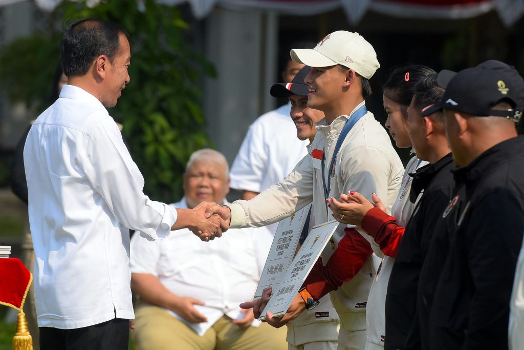 Presiden Joko Widodo (Jokowi) menerima sekaligus memberikan bonus dan apresiasi kepada para atlet peraih medali dan atlet partisipan pada Olimpiade Paris 2024 di Halaman tengah Istana Kepresidenan Jakarta, Kamis (15/08/2024). (Foto: Humas Setkab/Rahmat)
